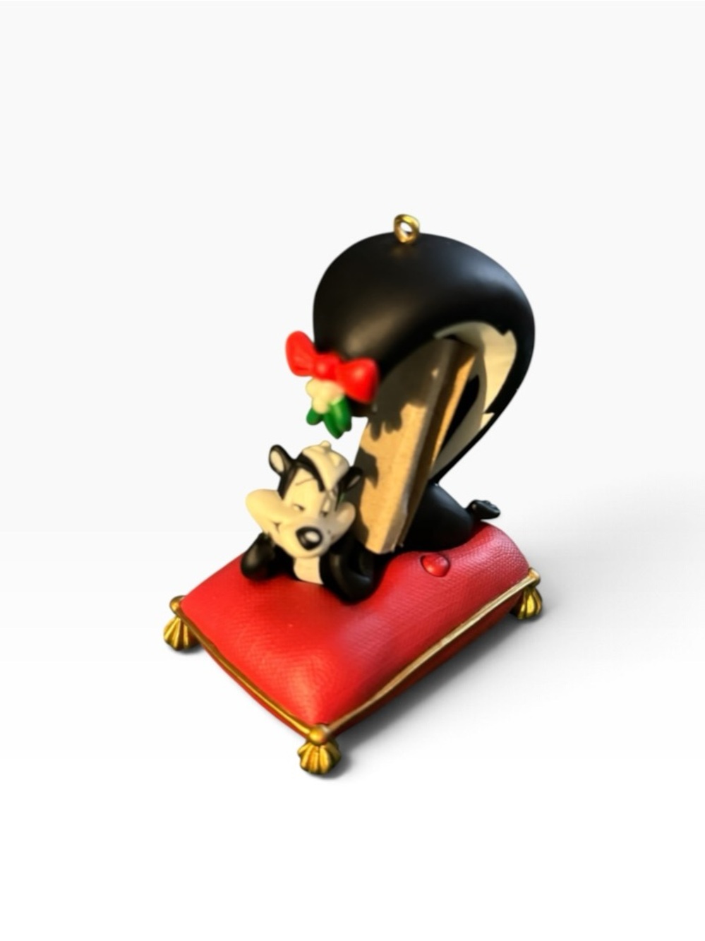 Merry Kiss-mas Pepe Le Pew Looney Tunes Christmas Ornament - Black & Red - Picture 5 of 9